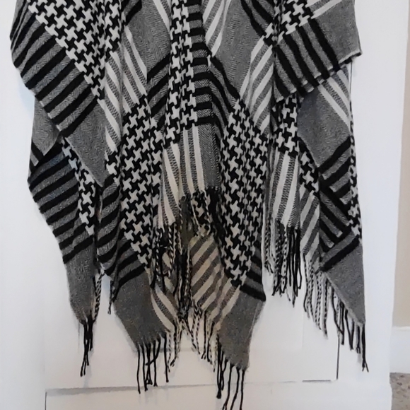 Multi pattern b/w blanket wrap - Picture 3 of 5